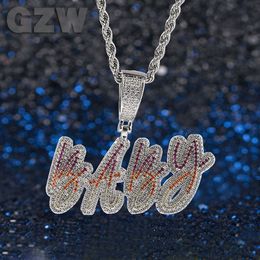 Colorful Cursive A-Z Lettera iniziale Nome personalizzato Collana con ciondolo Personalizzato Iced Out Cubic Zirconia CZ Stone 18K Real Gold Hip Hop Rock Gioielli fai da te per uomo Donna