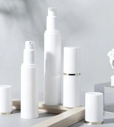 Bottiglia per pompa in plastica 15ml 30ml 50ml Bottiglia per pompa a vuoto Contenitore per imbottigliamento da viaggio Contenitore per bottiglia airless a prova di luce bianca