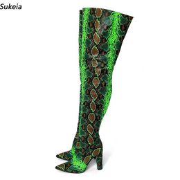 Sukeia de alta qualidade feminino coxa de inverno botas de cobra saltos grossos apontados dedo dedo lindas tênis de clube verde ladries Us tamanhos 5-15