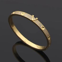 Designer bracelet charm bracelet luxury gold bracelet van clover bracelet men s and women s letter groove round nail diamond bracelet does not fade