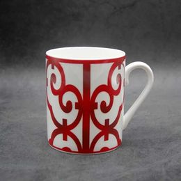 BONE China Coffee Caneca de alta série de chá de chá de chá de cerâmica canecas de porcelana Designs clássicos com colher frete grátis
