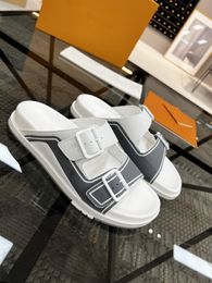 2023 Luxury Designer Men Slippers Trainer Mule Summer Outdoor Buckles Metallic Leather Sandal Slides Beach Shoes Size EUR 38-44
