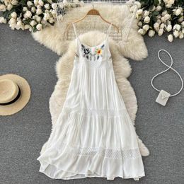 Casual Dresses ZCWXM 2023 Spring Bohemian Dress Women Suspenders V-Neck Embroidery Robe Sexy Summer Off Shoulder Vintage Long White