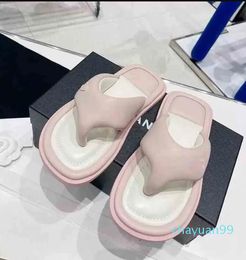 Luxury Flat Sandals Summer Fashion Slippers Comfortable Non-Slip Flip-Flops Rubber Sole Ladies Beach Shoes Famous Designer Women