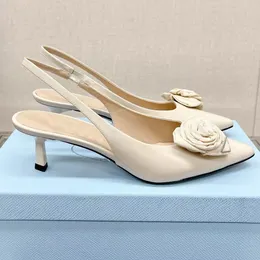 Nuove scarpe da sera firmate sandali a spillo fiore di raso decorativo cinturino alla caviglia posteriore vuoto scarpe da donna in vernice moda scarpe da sposa tacco alto scarpe da fabbrica