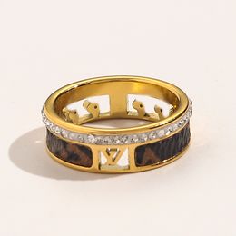 Designer Brand Rings Women 18K Gold Ring Crystal Faux Leather Rostfritt stål Kärlek Bröllopsmycken Tillbehör Ring Fin Carving Finger Ring ZG1600