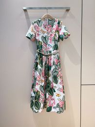 La nouvelle robe au début du printemps 2023, avec des éléments floraux colorés, crée une fille romantique