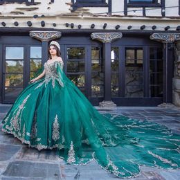 Yeşil Avcı Kapalı Omuz Quinceanera Elbiseler 2023 Aplikeler Doğum Günü Partisi Cape Pageant Mezuniyet Tatlı 16 Prenses