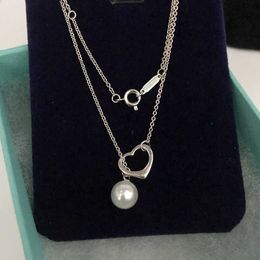 Designer Brand Tiffays S925 Sterling Silver Womens Simple Bassel Love Pearl Collana Luce Lumo e Versatile Ciondolo di nicchia di nicchia di alta qualità