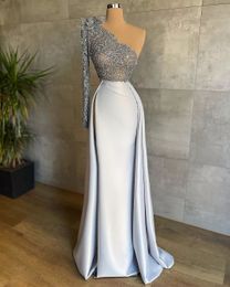 Prom 2023 Dresses Sier Grey Side Split Sheath Overskirt Evening Gowns Lace Crystal Beads One Shoulder Long Sleeve Floor Length Satin Special Ocn Formal Wear