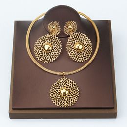 Bröllopsmyckesuppsättningar Dubai Gold Plated Jewelry Set Hollow ut stora örhängen Halsband och armbandsringuppsättningar för bröllop Brud Nigerian Accessory 2 408