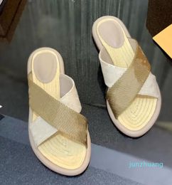 2022 Designer Luxury feminino sandálias Cruz 11 chinelos lisos de moda de moda com relevo de verão lisos de salto baixo deslizamentos de chinelos sandálias Tamanho 34-41