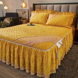 Bed Skirt Luxury Golden Plush Bedspread on The Bed Detachable Bed Skirt Three Pieces Set Winter Thicken Cotton Fitted Sheet Mattress Cover 230314
