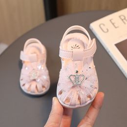 First Walkers Kids Girls Sandals Crown Baby Walker Shoes Summer Toes Wrapped Hollow Pink Children Performance Shoes for Party Dancing 230314