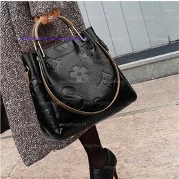 Big Bucket Bag Female Shoulder Bags Large Size Vintage Soft Leather Lady Cross Body Handbag for Women Hobos Bag Tote1showecomfort01