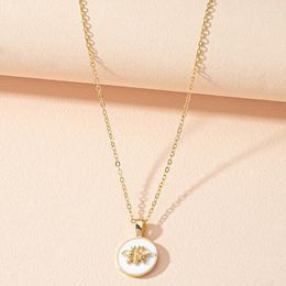 Pendant Necklaces Retro Simple Bee Necklace White Enamel Round Coin Clavicle Chain Fun Insect Design Jewelry For WomenPendant Elle22