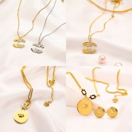 Luxury Pendant Necklace WomenLove Necklaces Designer Jewellery 18k Gold Plated Pearl Diamond Four Leaf Grass Necklaces Fashion Long Chain Family Gift