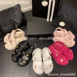 Designer de sandálias femininas de alta qualidade slides femininos cristal couro de bezerro sapatos casuais plataforma acolchoada verão praia chinelo 35-4 com caixa