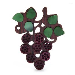 Brooches Wuli&baby Wooden Grape Women Sweater Brooch Pins 2023 Designer Wood Light Fashion Jewelry Accessory Gift For Year