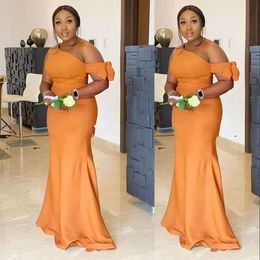 Afrikanische Meerjungfrau Brautjungfernkleider One Shoulder Bow Plus Size Garden Country Hochzeitsgast Partykleider Trauzeugin Kleid Custom Orange BC15458