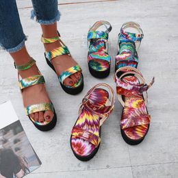 Sandalen Frauenplattform Ethnische Style -Knöpfe Schuhe Sommer Open Toe Ankel Gurt Print Flat Beach Casual Casual