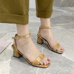 Vestido sapatos de pano xadrez de salto quadrado sandálias femininas de verão elegante escritório aberto calcanhas altos fuckle 2023