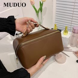 Cosmetic Bags Cases Womens Crazy Horse Male Toiletry High quality Leather Vintage Wash Make Up Travel Organizer 230316