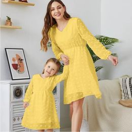 Family Matching Outfits Fashion Women Girls Long Sleeve Dress Outfits Spring Mother Daughter Matching Dresses Family Set V-Neck Mommy and Me Clothes 230316