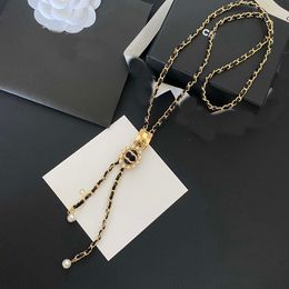 Modehalsband designer chokers halsband läder choker kedja guld pläterad koppar bokstav hänge halsband för kvinnor smycken