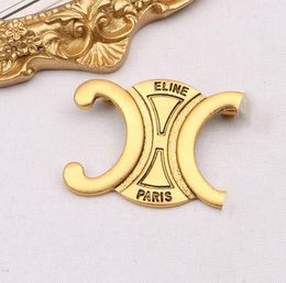 التصميم الشهير الذهب العلامة التجارية الفاخرة Desinger Brooch Women Women Rhinestone Pearl Letter Stup