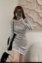 Casual Dresses Sexy Mini Casual Zip Striped Hooded Dress Bodycon Hip Slim Black White Contrast Sweater Dress Vestido 230316