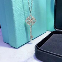 Collana di gioielli di design Collane con ciondolo chiave in oro e argento Victoria per donna Regalo a catena lunga con diamanti pieni di moda di alto livello