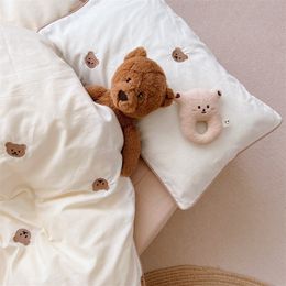 Bedding Sets 3PCS Baby Boys Bedding Set Bear Embroidered Cot Crib Bedding Set Cotton Korean Baby Bedding Duvet Cover SheetPillowcase 230317