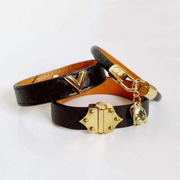 Modische Leder-Charm-Armbänder für Damen, Designer-Armband, Leder-Armband mit Blumenmuster, Schmuck