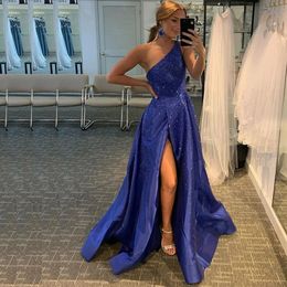 Brilliant Blue One Shoulder Homecoming Dresses Bead Side Split Prom Gown för Graduation Peat Satin Females Ball Ballklänningar 326 326