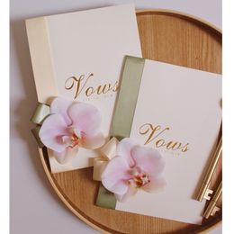 Greeting Cards 2pcs Green Small Fresh Style Phalaenopsis Flower Design Bronzing Wedding Vow Books Bride Groom Oath Handwritten Vows Card 230317