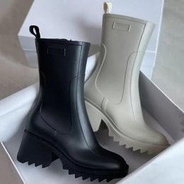 2023 Damen Betty Boots Hoher Regenstiefel Welly Schuhe High Heels PVC Gummi Beeled Plattform Kniehohe schwarze wasserdichte Outdoor-Regenschuhe