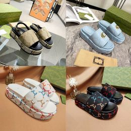 Mujeres 2023 verano nuevas zapatillas planas de playa de alta moda de suela gruesa Sandalias de plataforma de tacón grueso Zapatilla gruesa Resbalón en mocasín Agua Zapato de diseñador de lujo Diapositiva de tacón medio