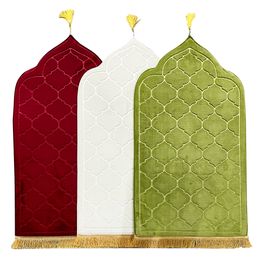 Carpet Prayer Mat for Muslim Ramadan Flannel Worship Kneel Embossing Floor s Non-slip Soft Portable Travel Rug 230320