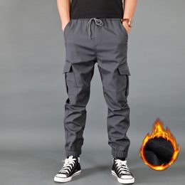 Men's Pants Winter Men Thick Fleece Joggers Multi Pocket Loose Sport Trousers Male Casual Warm Sweatpants Cargo M6XL 230317