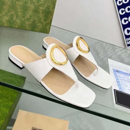 2023 Sommer Luxus Sandalen Designer Frauen Flip-Flops Slipper Mode Echtes Leder Rutschen Metallkette Damen Freizeitschuhe