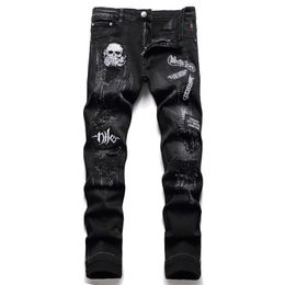 Jeans da uomo Ricamo teschio Fori neri Raschiato Cuciture 3D Micro capitolo Indossato Morbido cotone casual Tendenza Alta elasticità 2 230320
