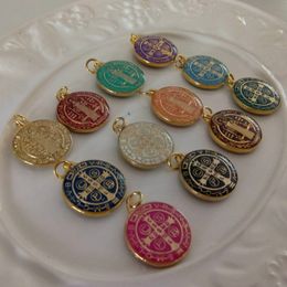 Charms 50 PCS Zestaw religijny wielokolorowy Święty Benedykt Medali katolickie złoto platowane sb moneta san Benito Favors prezenty 230320