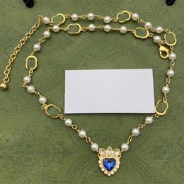 Colar de designer de luxo feminino clássico colar de pérolas corrente de emenda de metal pingente de diamante incrustado festa de fim de ano