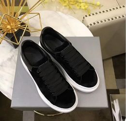 Fashion Out Black Velvet Men Sneaker Shoes Luxury Footwear Chaussures Rubber Sole Beautiful Platform Skateboard Walking White Black Leather Comfort Trainers