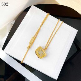 Kadınlar için Klasik Moda Kolye Kolyeler Zarif Kolye Yüksek Kaliteli Gerdanlık zincirleri Tasarımcı Takı 18K Kaplama altın Som Gümüş Bayan Kız Hediye