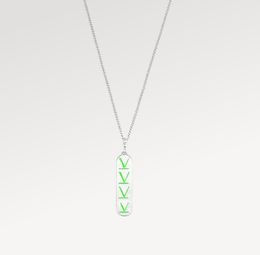 Pendant Necklaces letter V designer jewelry chains luxury for mens womens bijoux cjewelers Silver gold green skateboard chain Pendant four-leaf clover necklace