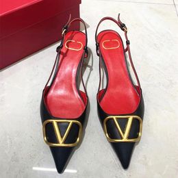 Luxurys Sandálias femininas metal fivela pontuda de ponta de calcanhar de sapatos de sapato de sapato de sapato de sapato de sapato de sapato de sapato de sapato de sapatos de couro
