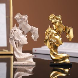 Decorative Objects Figurines Mini Resin Lovers Statue Figurine Kissing Posture Model Craft Sculpture Ornament Home Decor Desktop Wine Cabinet Decoration 230320