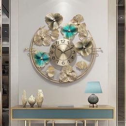 Wall Clocks Luxury Clover Shape Decorative Round Clock Living Room Wrought Iron Art Watch Household TV Background Decoration